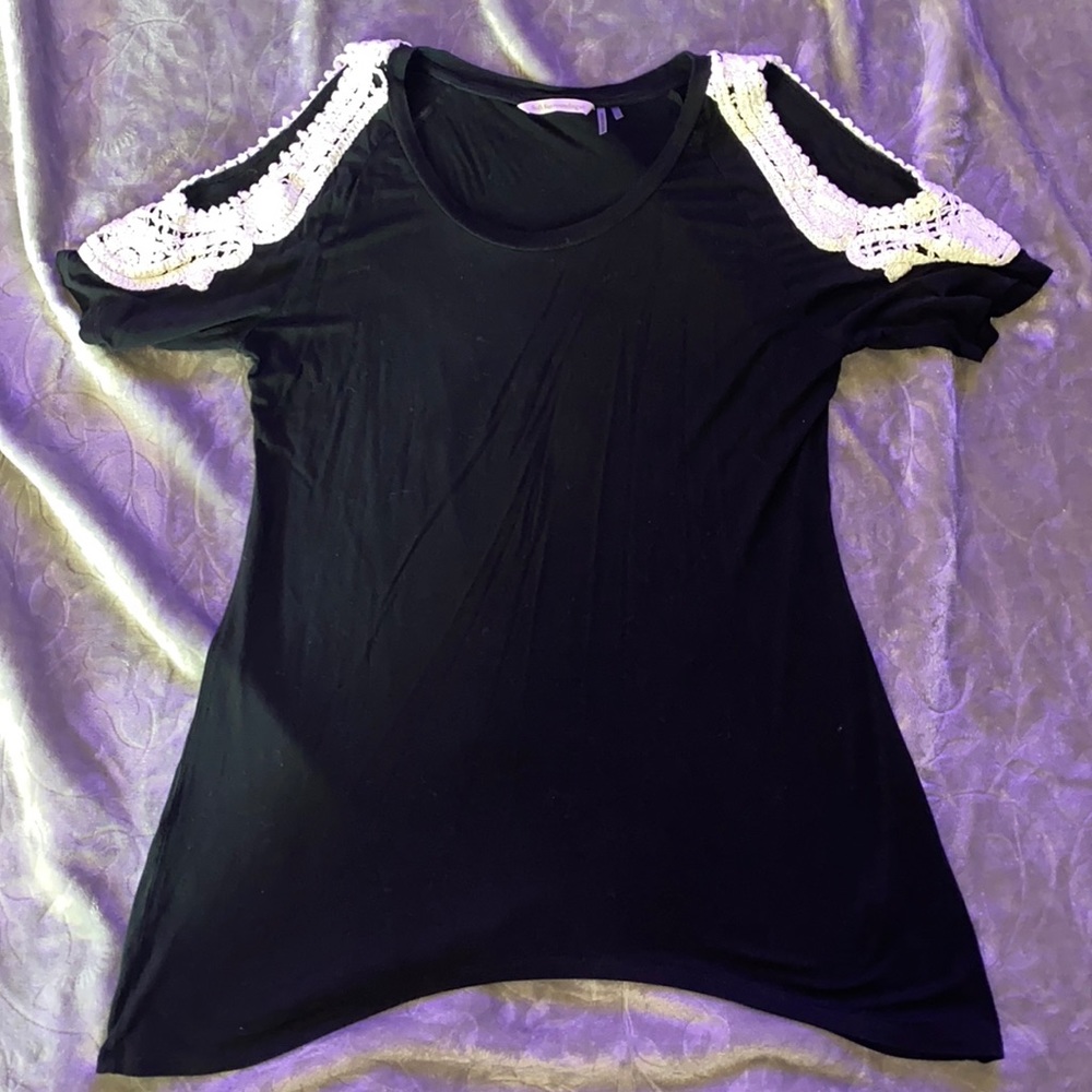 🖤Cold shoulder black/white w/crochet lace size Med